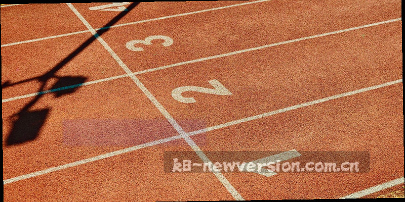 深墨蓝背景上的抽象网格与刻度天平，象征规则与秩序